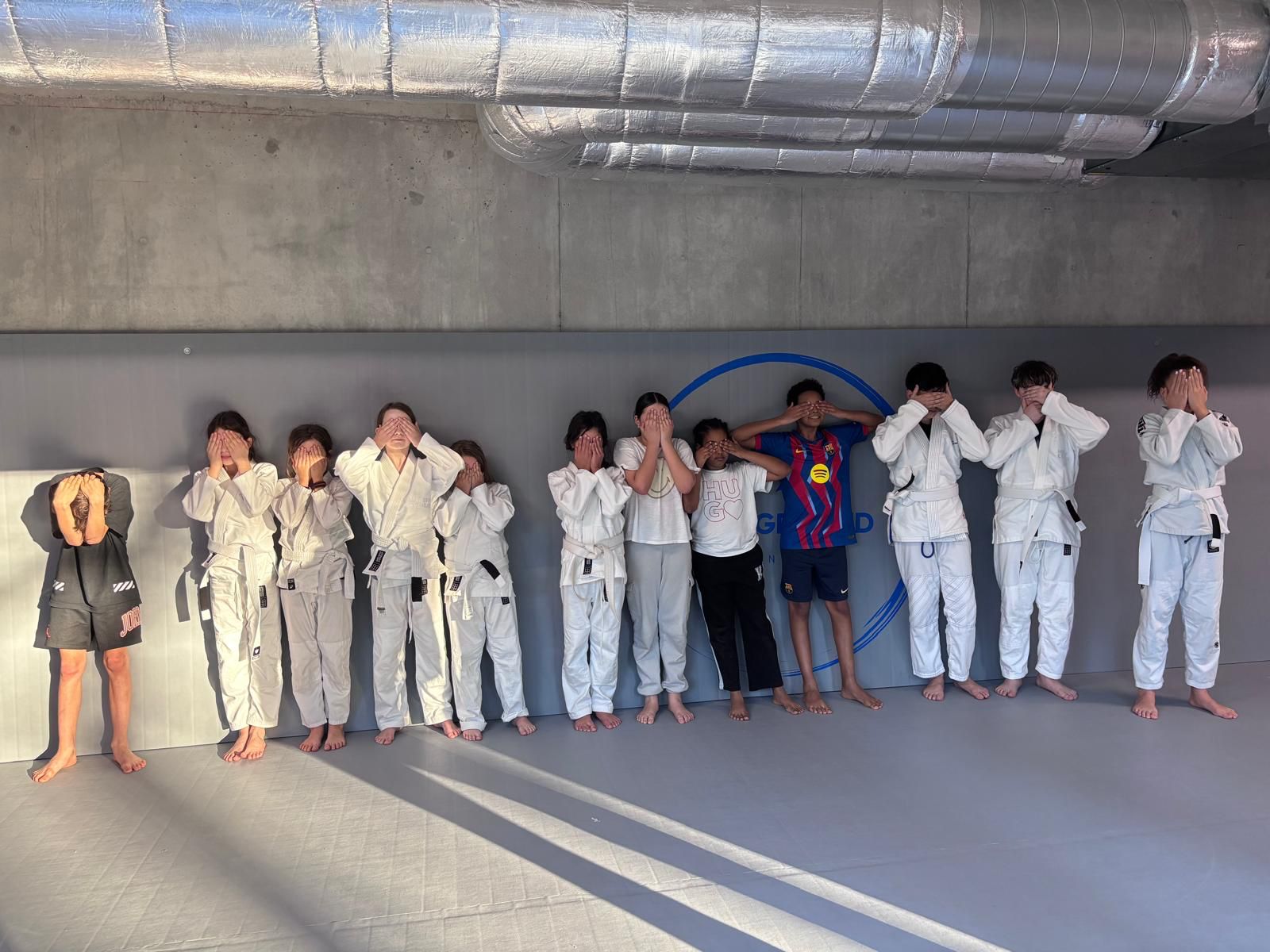 Groupe d’enfants en kimono au club